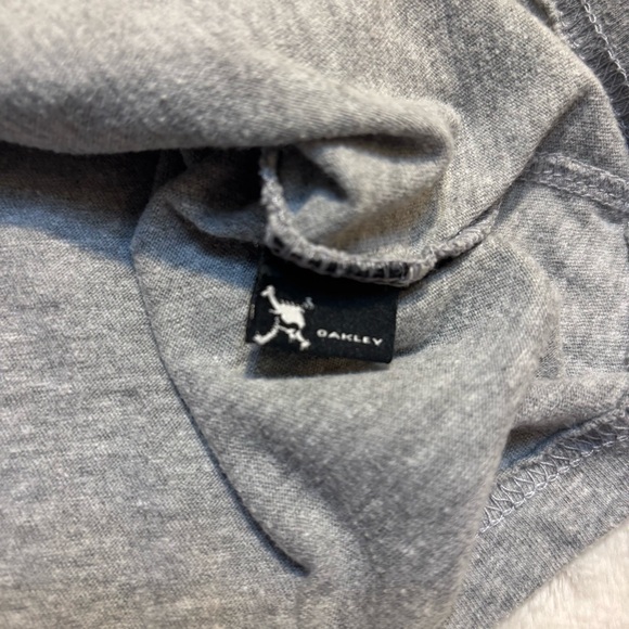 Oakley Tee Medium Gray Long Sleeve Blue White Geometric Logo Graphic Regular Fit - Picture 8 of 11